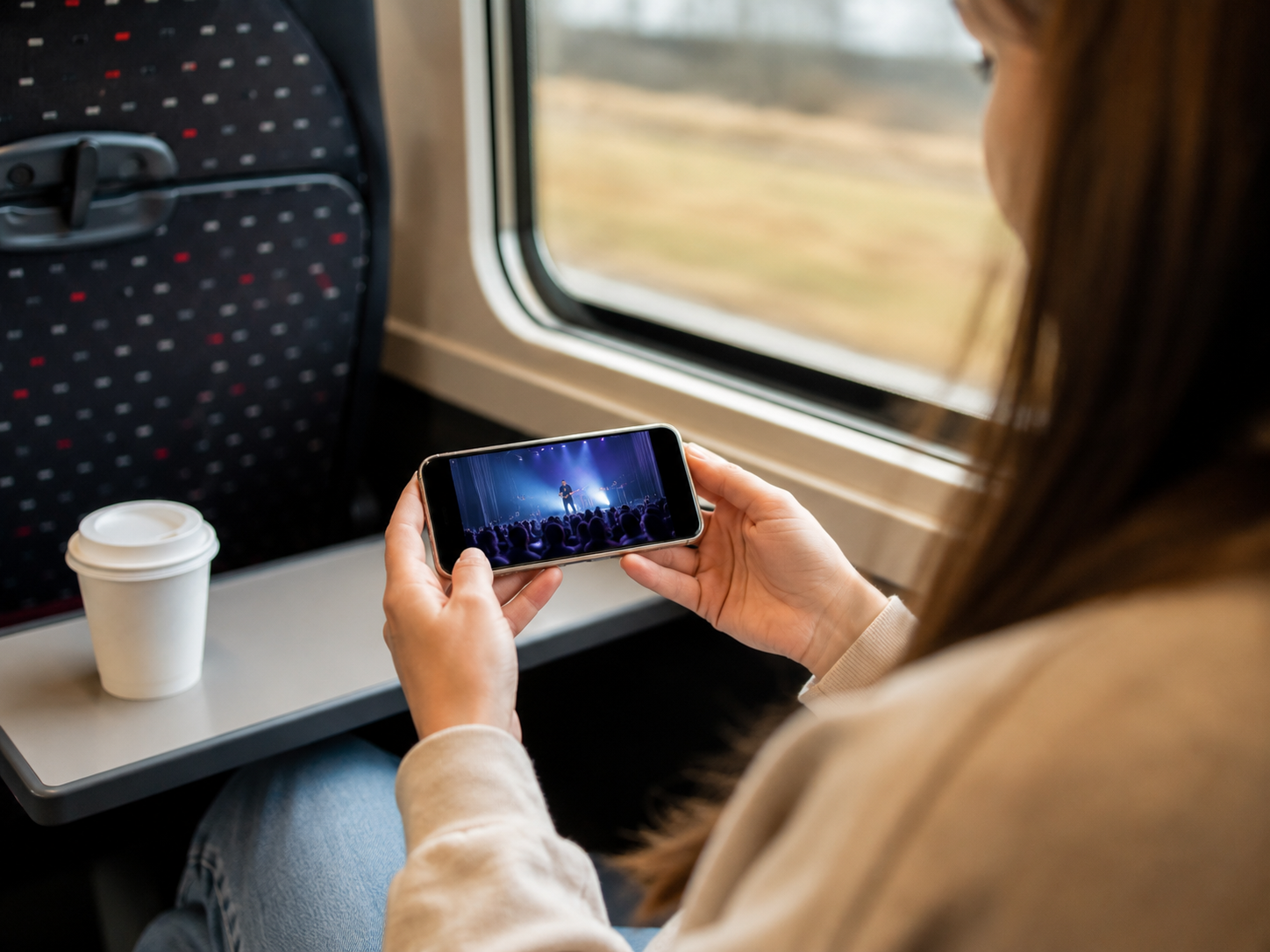 Person schaut unterwegs einen Livestream auf dem Smartphone